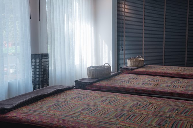 60 Mins -The Home Feet massage with Hotstone -Free Transportation - Atmosphere and service: what stands out in the feedback