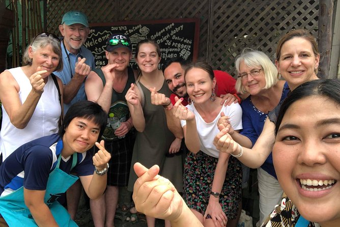 Benny's Home Cooking Chiang Mai - Small groups, big attention: Benny and Nan do the heavy lifting