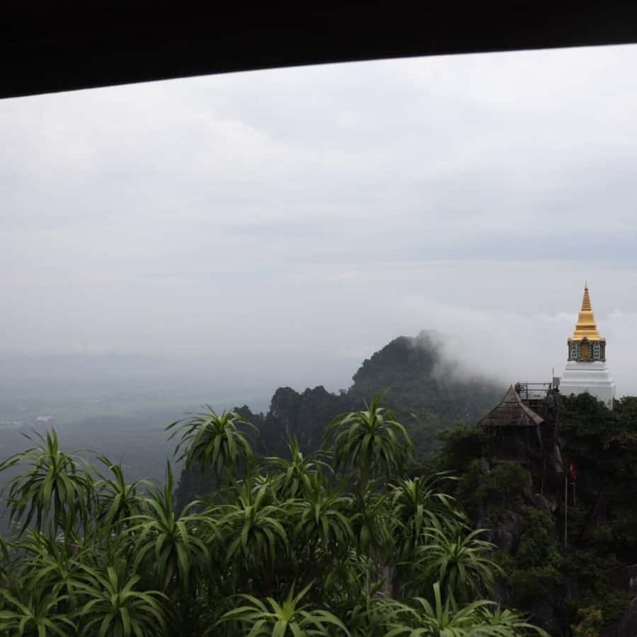Chang Mai: Unseen in Thailand Wat Chaloemprakiat Lampang - Kad Mae Tha market: a local stop that breaks the temple rhythm