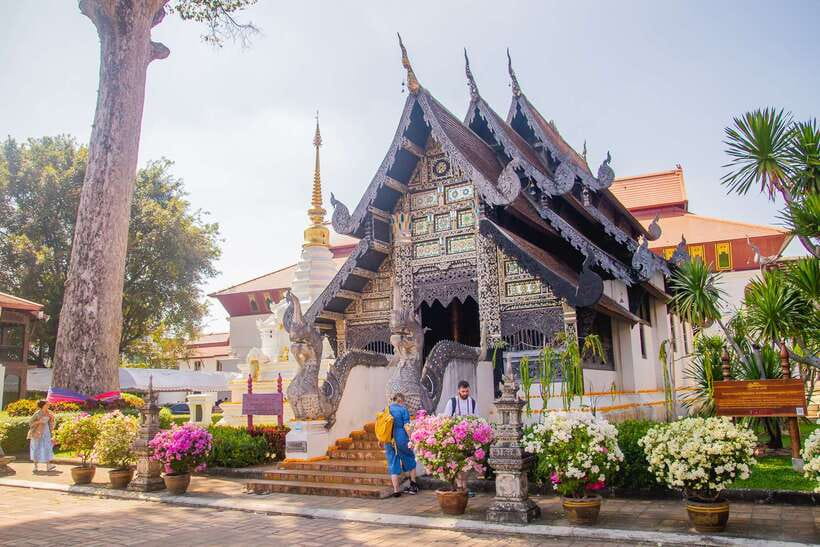 Chiang Mai: 3 Hour Old City and Temples Guided Walking Tour - What the guide actually adds (and why it changes the whole visit)