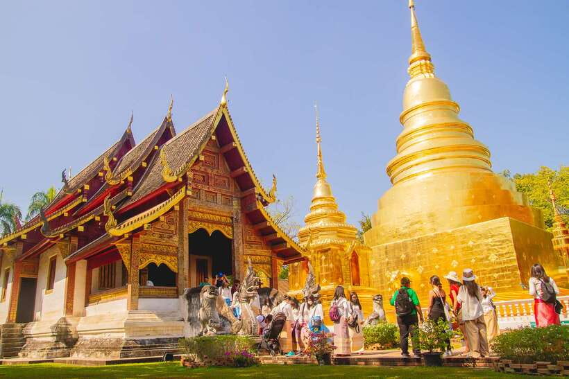 Chiang Mai: 3 Hour Old City and Temples Guided Walking Tour - The teak-wood stop: Wat Phan Tao is small, not simple