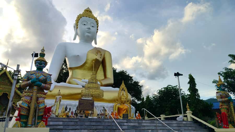 Chiang Mai: Bamboo Rafting and Wat Phra That Doi Kham - The “small group, solo-friendly” rhythm (and why it matters)