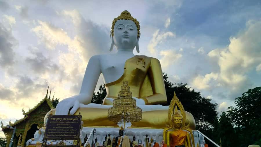 Chiang Mai: Bamboo Rafting and Wat Phra That Doi Kham - What to pack: river spray to temple steps