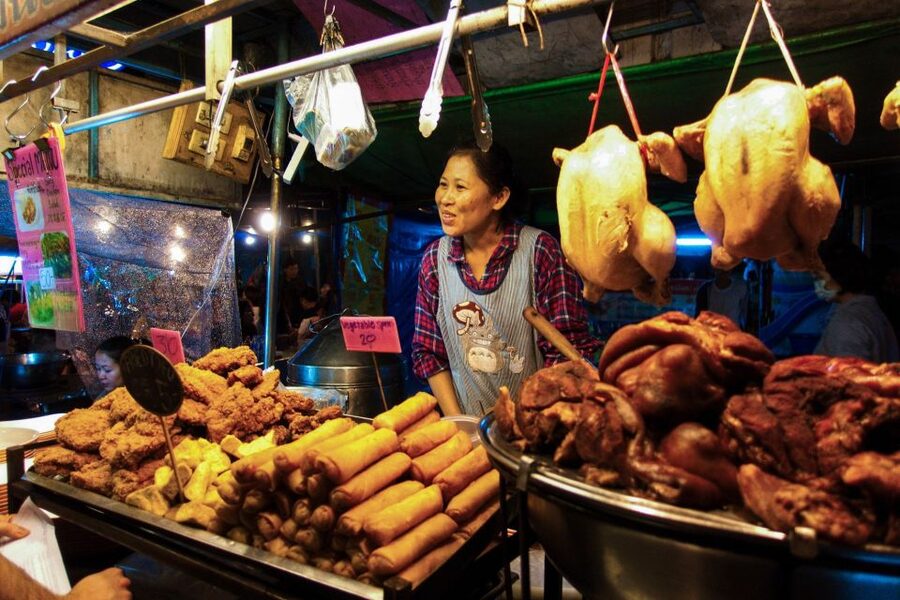 Chiang Mai: Chiang Mai Bar Hopping Guided Night Tour - Starting at Wat Lok Moli, then getting around in style