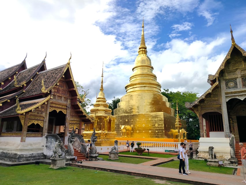 Chiang Mai: Chiang Mai Old City Twilight Walking Tour - Wat Phra Singh Woramahawihan: what you’ll notice during the first guided hour