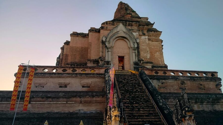 Chiang Mai: Chiang Mai Old City Twilight Walking Tour - Three Kings Monument: turning temple visits into royal context
