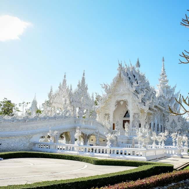 Chiang Mai: Chiang Rai Famous Temples & Hot Springs Day Trip - Lanmanee Food Court Lunch: Thai Buffet, With Mixed Outcomes