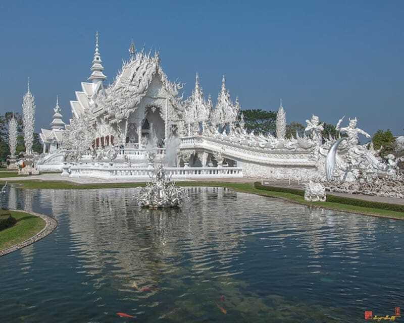 Chiang Mai: Chiang Rai White, Blue & Black Temples Day Tour - Lunch on the road: Thai food included, vegetarian option available