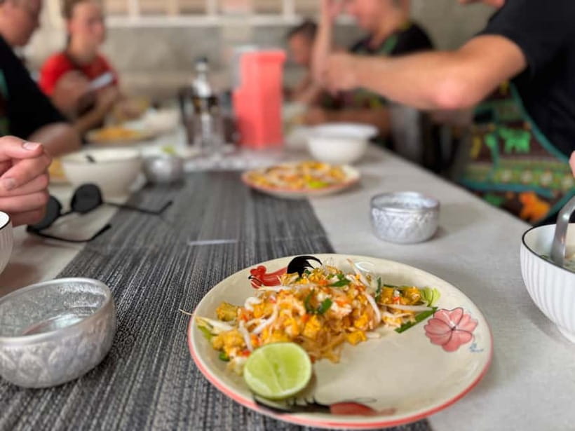 Chiang Mai: Cooking Class with Market and Pickup - Pickup, transport, and the real logistics of a Chiang Mai evening