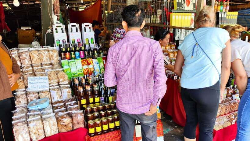 Chiang Mai:Doi Inthanon National Park & Hike at Kew Mae Pan - Hmong Hill Tribe Market plus lunch: good for browsing, not just eating
