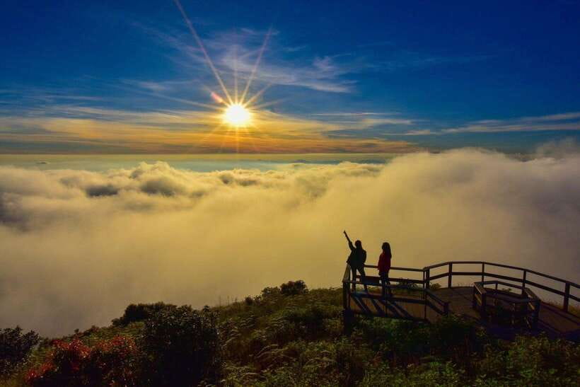 Chiang Mai: Doi Inthanon Park Tour & Kew Mae Pan Trail Hike - King and Queen’s Pagodas: Views, Etiquette, and When to Dress Right