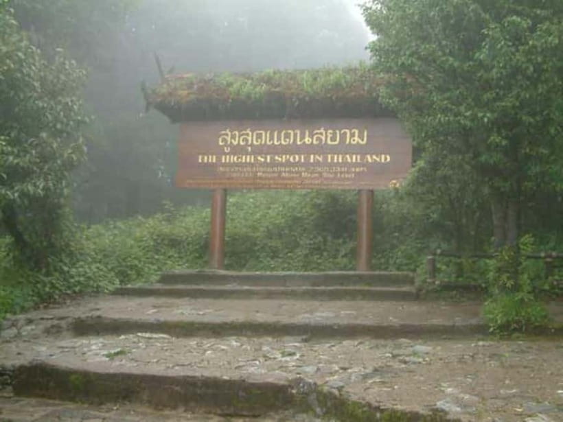 Chiang Mai: Doi Inthanon Trip with Pha Dok Siew Guided Trek - King and Queen Pagodas: religious sites plus a real dress code