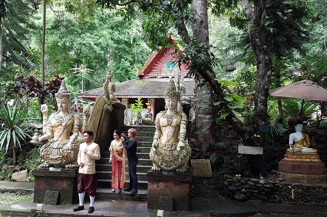 Chiang Mai Elephant Sanctuary and Temples Tour in Spanish - A respectful elephant day plus two classic Chiang Mai temples