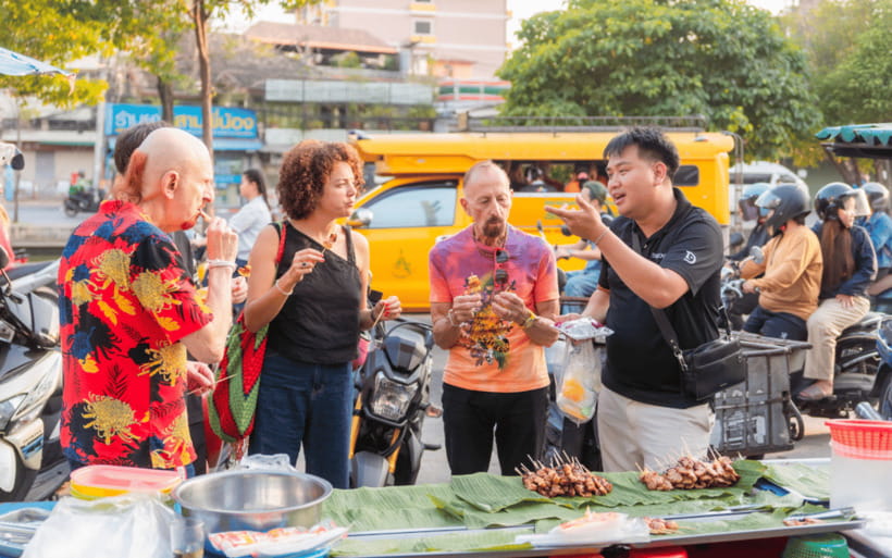 Chiang Mai: Evening Sightseeing and Local Food Guided Tour - Wat Chedi Luang at night plus the Three Kings Monument pause