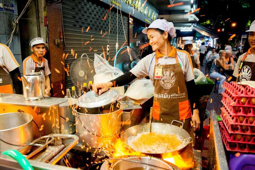 Chiang Mai: Evening Sightseeing and Local Food Guided Tour - Getting ready: what to bring for an evening that includes walking