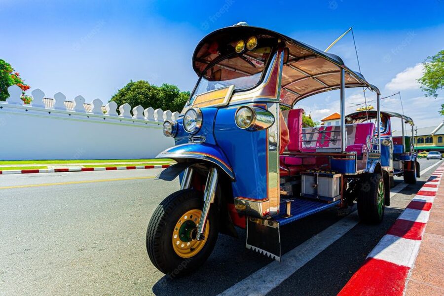 Chiang Mai: Exploration of Old City by Private Tuk-Tuk - Muang Mai Market and Warorot Market: shopping with real local atmosphere