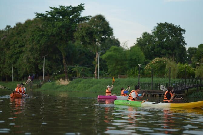 Chiang Mai: Explore Kayaking Through Mae Ping River on Sunset - Warorot Market (Kad Luang) Before the Paddle: Old-Style Streets, Sunset Atmosphere