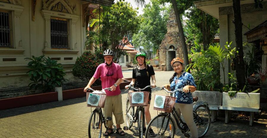 Chiang Mai: Half-Day Old Town Cycling Tour - Warorot market: snack time and real shopfront browsing