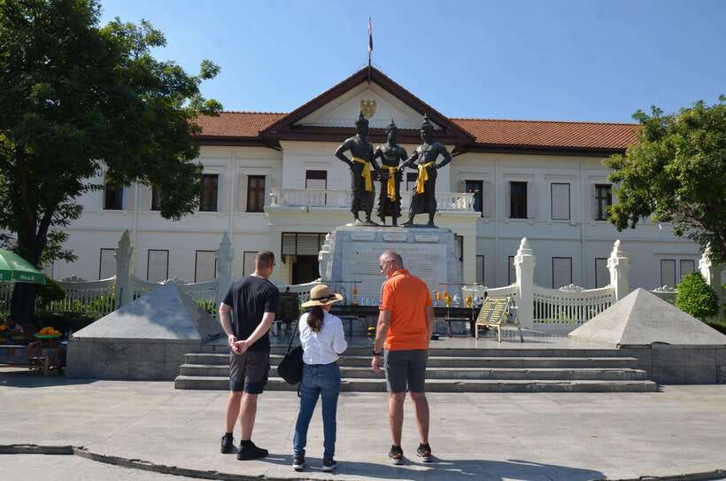 Chiang Mai: Historic Temples and City Guided Walking Tour - Wat Phra Singh: spotting what makes Lanna temple design distinctive