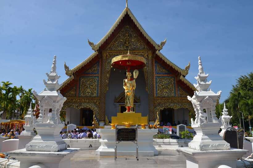 Chiang Mai: Historic Temples and City Guided Walking Tour - The guides make or break it: you’ll want to ask questions