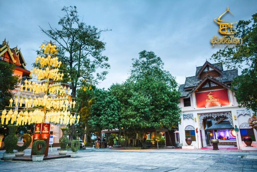 Chiang Mai: Khum Khantoke Northern Thai Cuisine and Show - The show (7:15–8:15): Lanna costumes, dancing, and sound issues