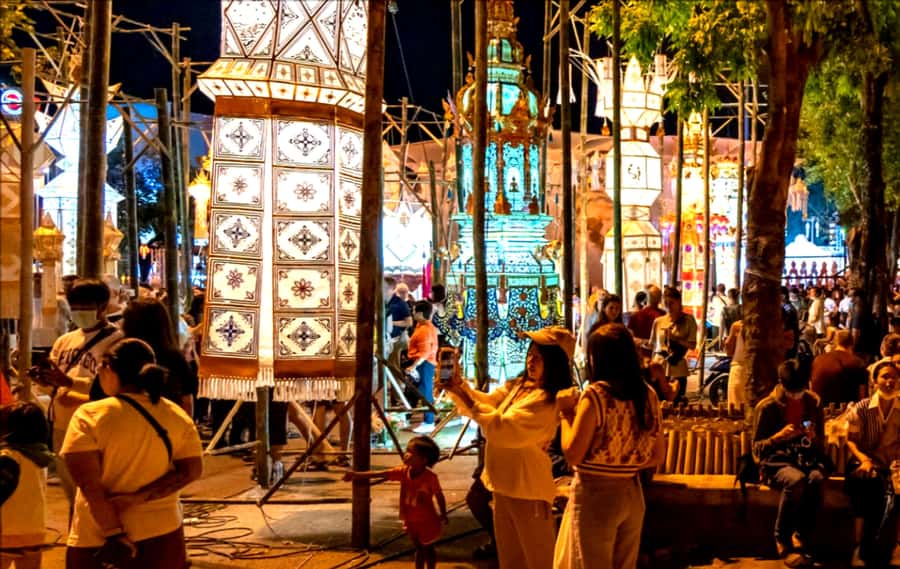 Chiang Mai Light: Tuk Tuk Night Tour with Temples & Markets - Chinatown after dark: when the food part becomes genuinely easy