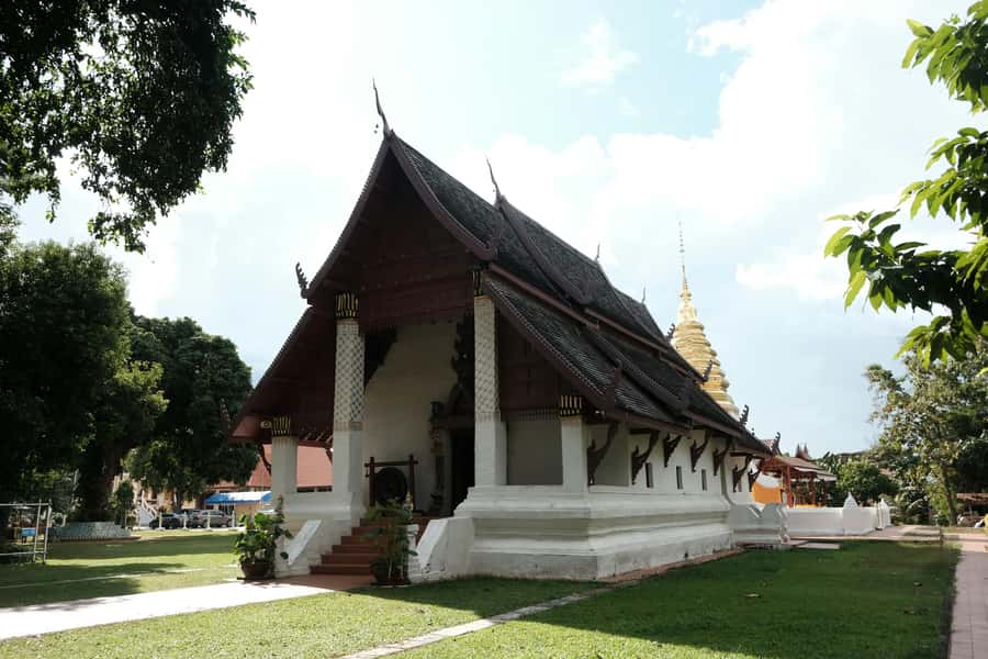 Chiang Mai Light: Tuk Tuk Night Tour with Temples & Markets - Pink River calm moments: a slower stretch to reset
