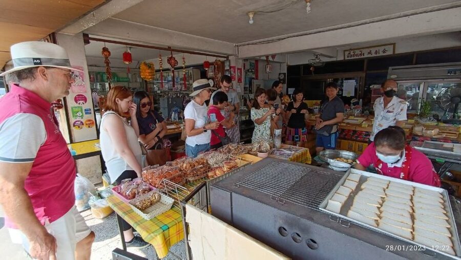 Chiang Mai: Local Food and Markets Guided Walking Tour - Responsible touring and what that means on the street