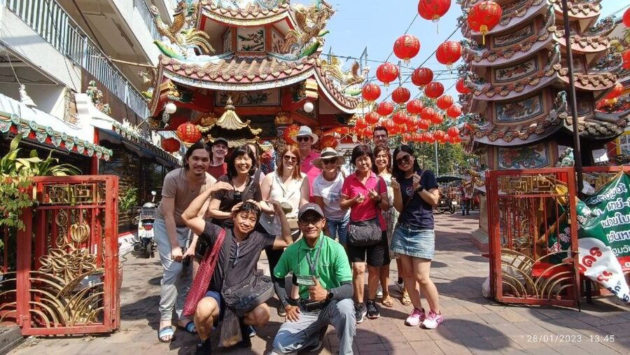 Chiang Mai: Local Food and Markets Guided Walking Tour - Sweet steamed dumplings at Lung Khajohn Wat Ket, then Ton Lamyai flowers