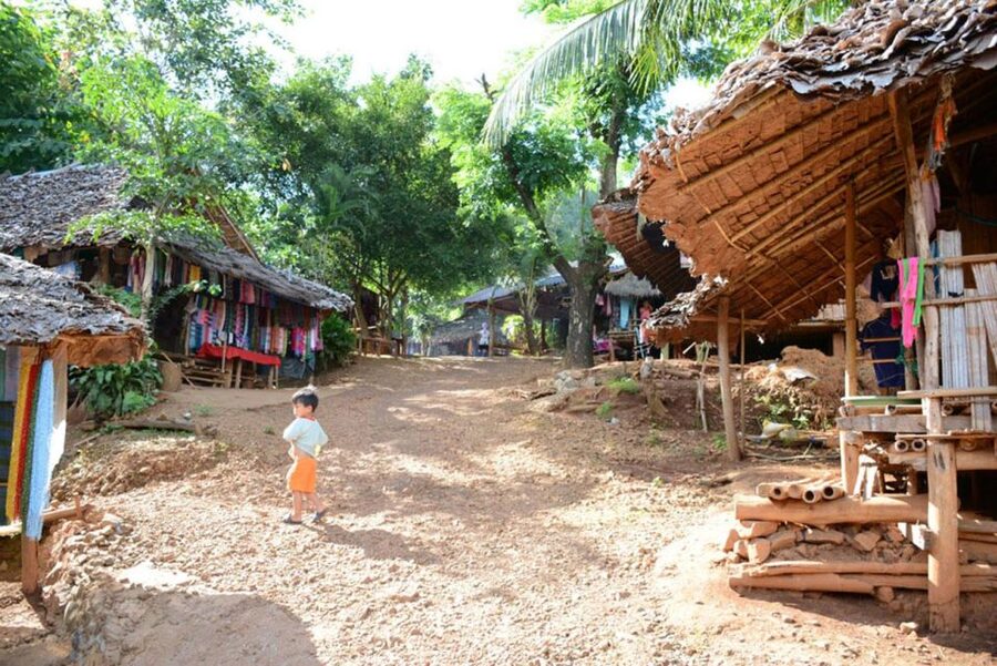Chiang Mai: Long Neck Village & Chiang Rai’s Iconic Temples - Lunch near the White Temple: Thai buffet fuel before the darker art museum stop