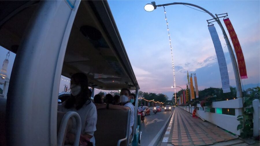 Chiang Mai: Nighttime City Highlights by EV Tram - Wat Chiang Man: A Short Photo Stop That Sets the Tone