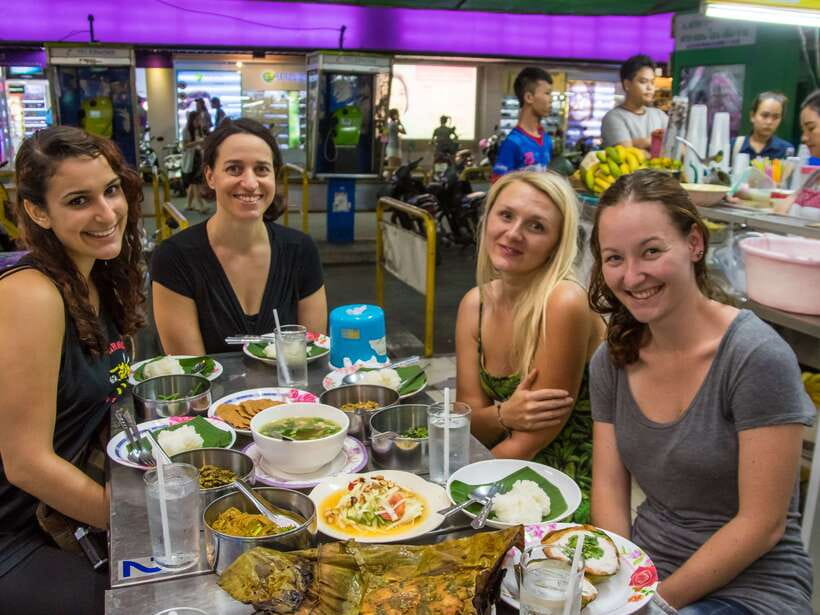 Chiang Mai: Private Historic Old City Bike Tour - Night - Wat Chedi Luang after dark: ruins, size, and the City Pillar story