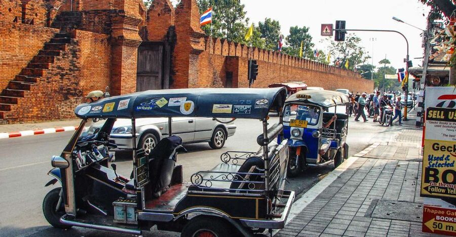 Chiang Mai: Private Tuk Tuk Tour of City Temples With Pickup - First stop: Wat Chedi Luang and the Emerald Buddha link