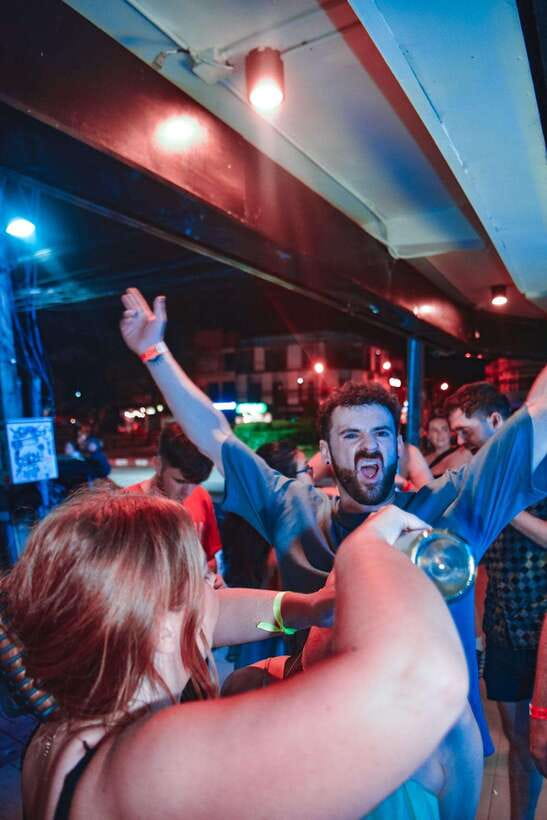 Chiang Mai Pub Crawl: The Best Nightlife in Town! - Stop by Stop: Bars, a Hostel Pick-Up, and a Boat Cruise