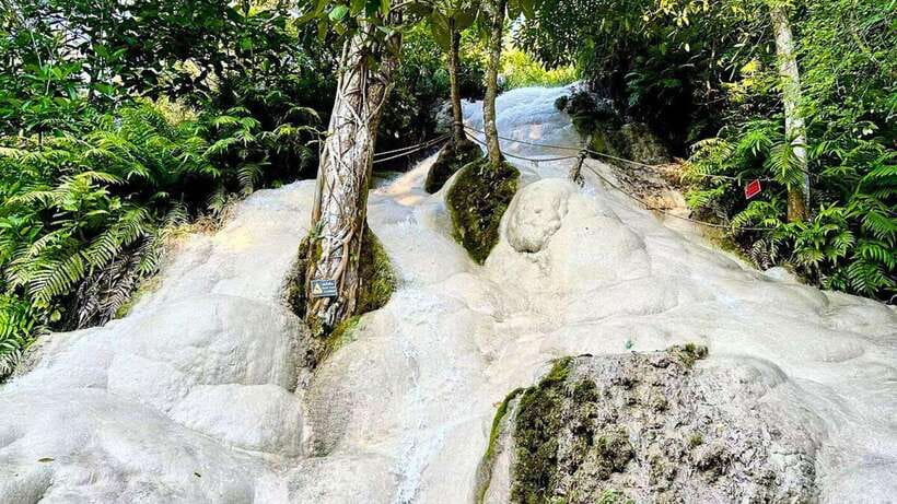 Chiang Mai: Sticky Waterfall, Chet Si Fountain Park Transfer - Sticky Waterfall at Bua Thong: why the rock feels climbable