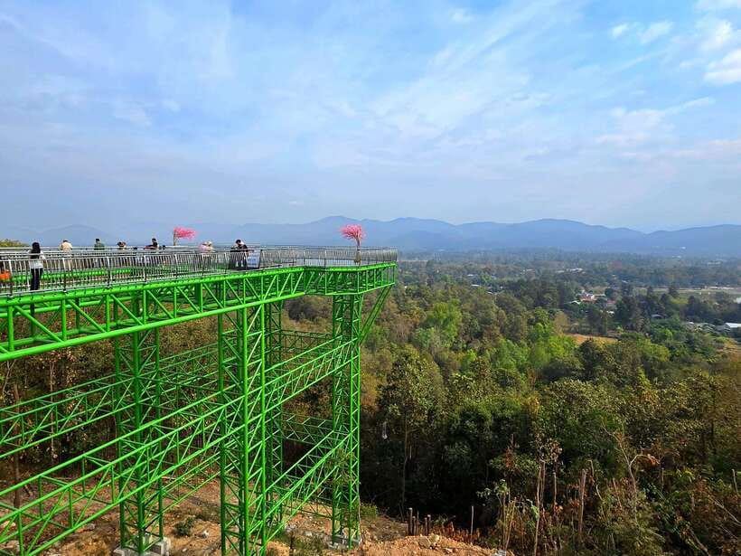 Chiang Mai: Sticky Waterfall scenic loop unseen lake &temple - Bua Thong Sticky Waterfall: the main event, with time to enjoy it properly