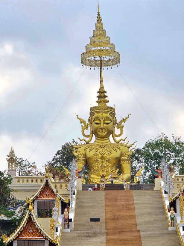 Chiang Mai: Sticky Waterfall scenic loop unseen lake &temple - Wat Phra That Chom Kitti: finishing with Buddha-and-stupa viewpoints