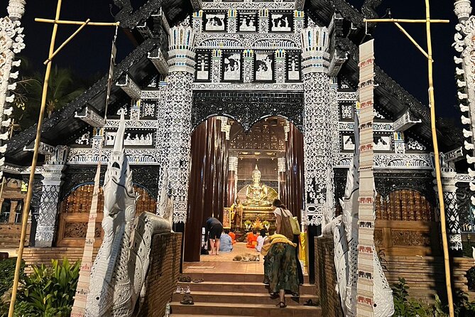 Chiang Mai Temples and Market Tuk-Tuk Evening Night Tour - Stop 1: Wat Phra Singh at night (the Lion Buddha)