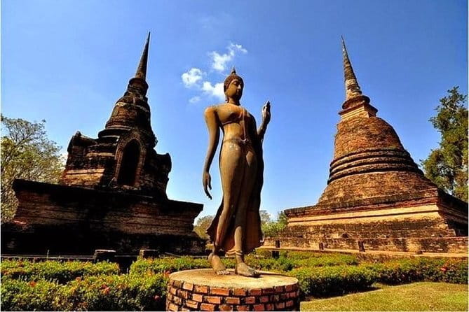 Chiang Mai Temples and Market Tuk Tuk Night Tour - Stop 2: Wat Phan Tao for Quick Old-City Context