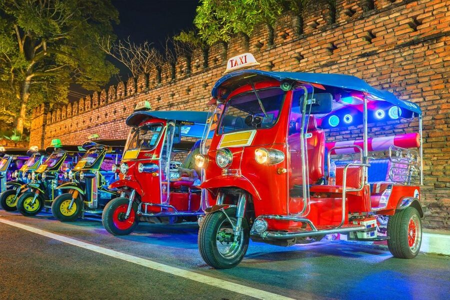 Chiang Mai: Temples and Street Food Night Tour by Tuk Tuk - Wat Phra Singh Woramahawihan: the Gold Temple for a quieter feel