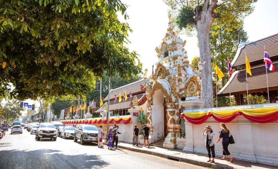 Chiang Mai: Temples and Street Food Night Tour by Tuk Tuk - Three Kings Monument: a story stop that adds meaning