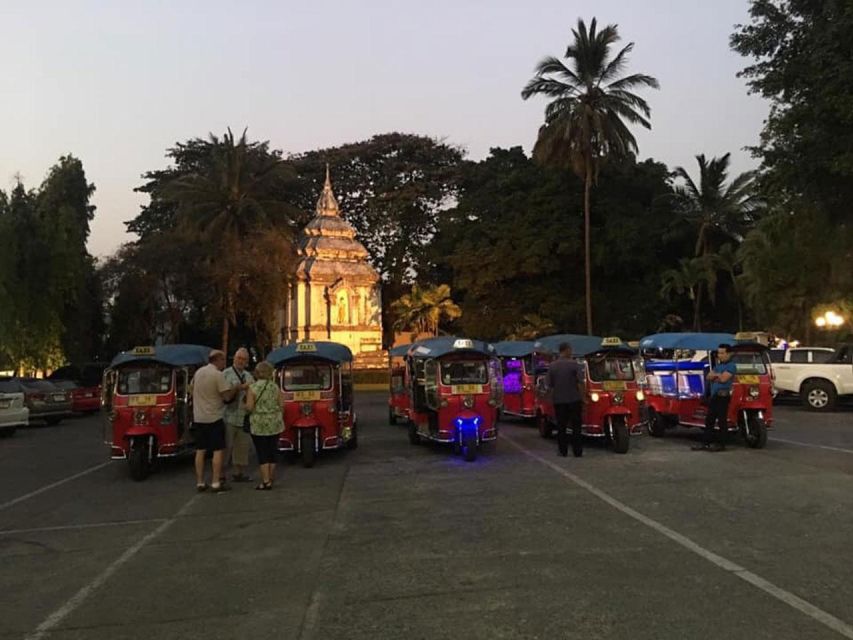 Chiang Mai: Temples and Street Food Night Tour by Tuk Tuk - Market time: Warorot vs Mueang Mai for street snacks and shopping
