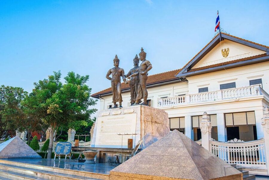 Chiang Mai: Temples and Street Food Night Tour by Tuk Tuk - Tuk tuk logistics: how many people fit and what to expect
