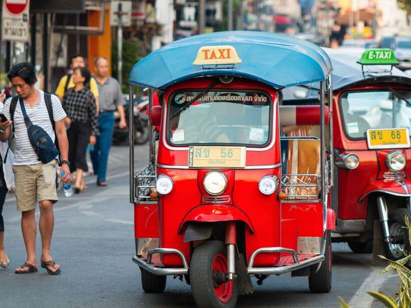 Chiang Mai: Tuk-Tuk Evening Tour with Temples & Street Foods - Key reasons this tour works
