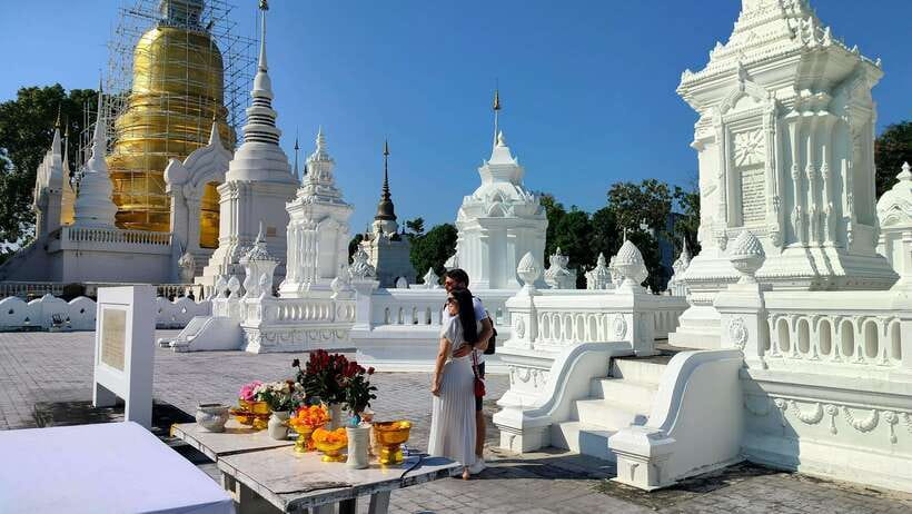 Chiang Mai: Tuk-Tuk Evening Tour with Temples & Street Foods - Chiang Mai at night, guided: temples first, markets second
