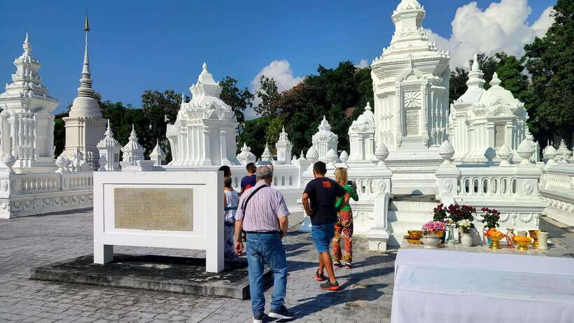 Chiang Mai: Tuk-Tuk Evening Tour with Temples & Street Foods - Wat Suan Dok: white chedis, a Sri Lankan-style golden pagoda, and a sacred relic