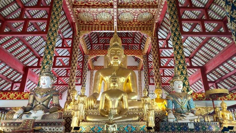 Chiang Mai: Tuk-Tuk Evening Tour with Temples & Street Foods - Wat Lok Moli: an older 14th-century temple with Mengrai dynasty ashes