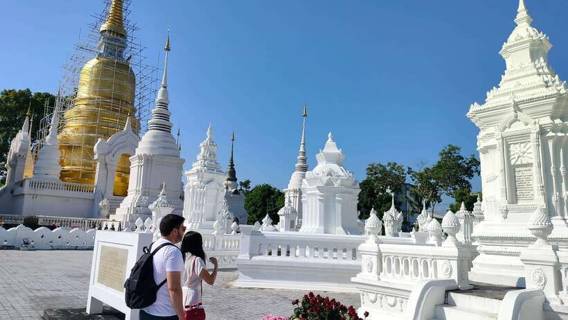 Chiang Mai: Tuk-Tuk Evening Tour with Temples & Street Foods - Low-impact touring: glass water and carbon offset credits
