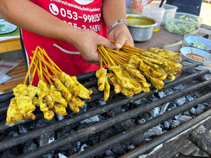 Chiang Mai: Walking Food Tour - Temple stop and banana-leaf sticky rice: breakfast done the Northern way