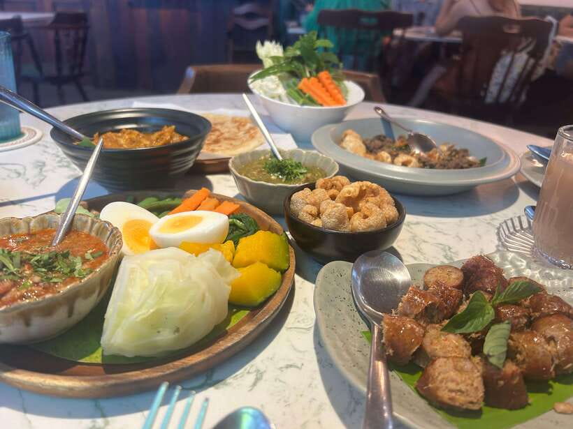 Chiang Mai: Walking Food Tour - Larb pork salad and Northern sausage: why Chiang Mai tastes different